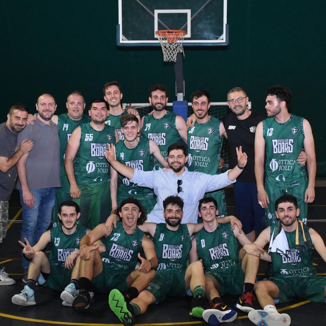 Foto di gruppo degli Avellino Boars in palestra