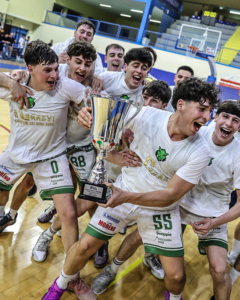 I giocatori degli Avellino Boars festeggiano con un trofeo