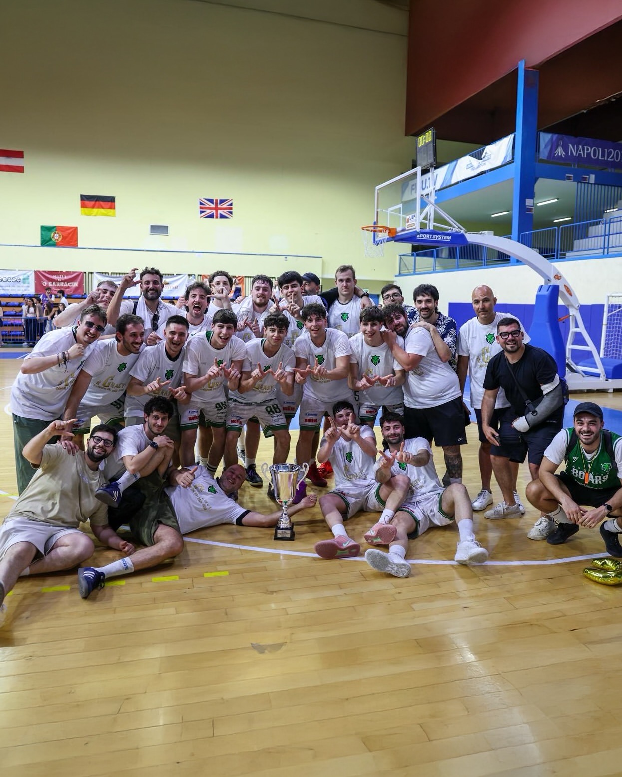 Foto di gruppo dopo una vittoria degli Avellino Boars