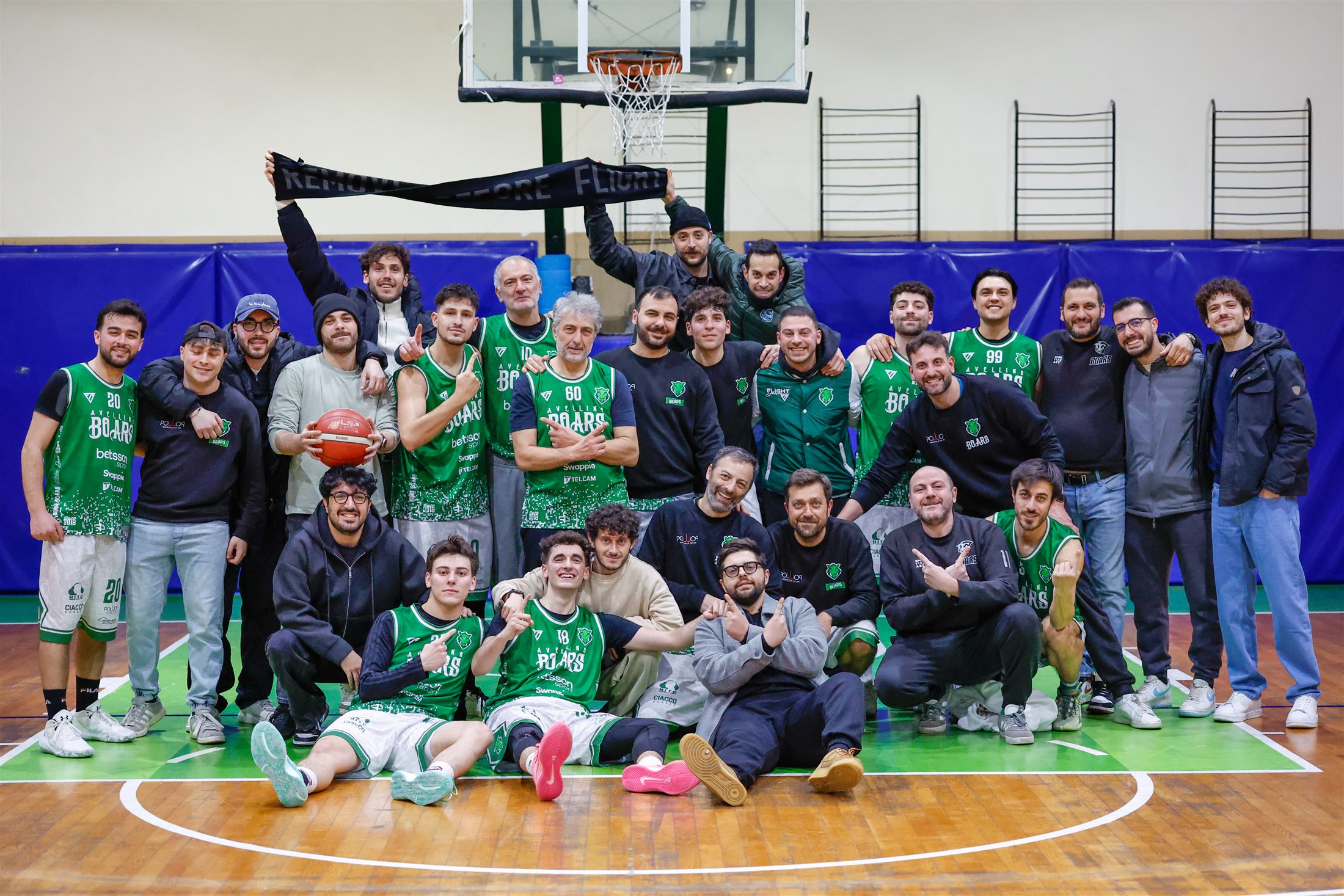 Gli Avellino Boars festeggiano sul campo con staff e sostenitori